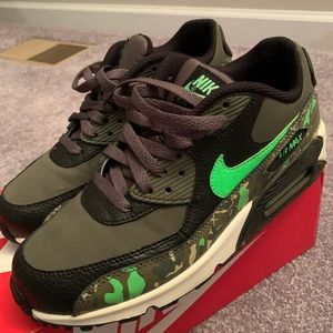 Nike Air Max 90 Sneakers